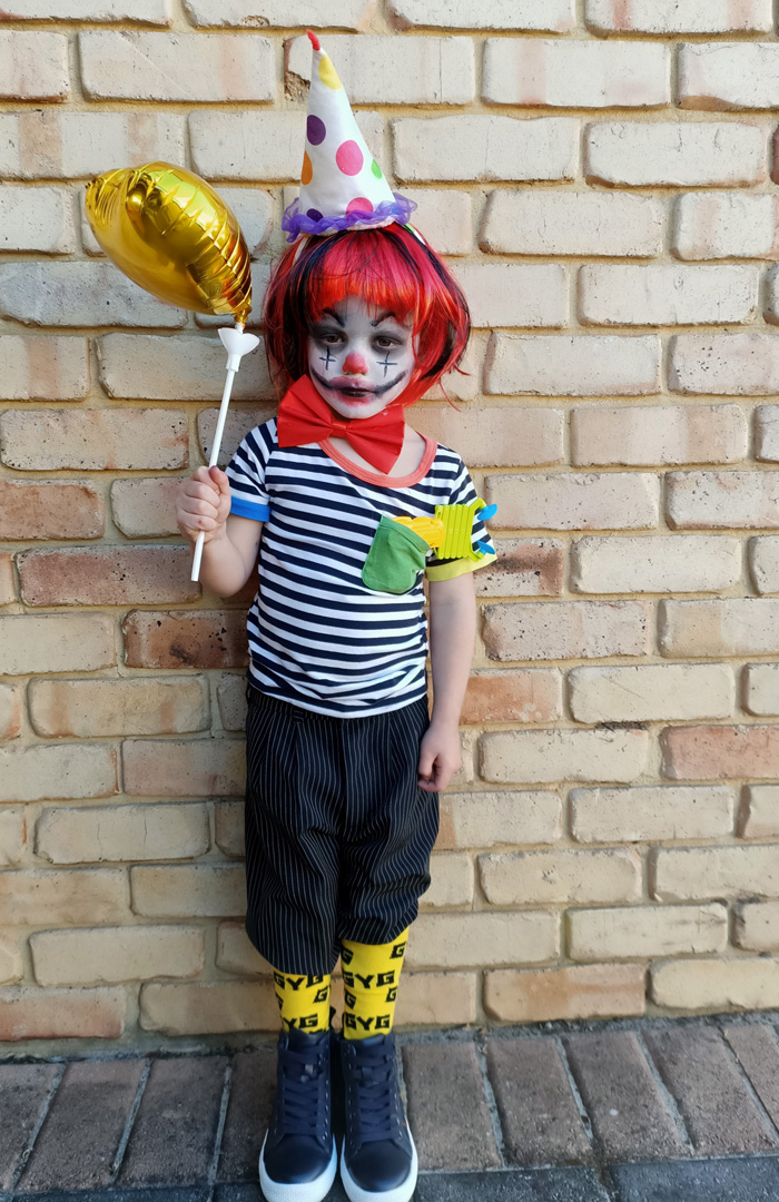 Creepy clown costume